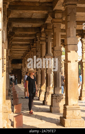 Intricate sculture in pietra sul chiostro colonne a Quwwat ul-Islam moschea, Qutb complessa, Delhi - pilastri presi dal tempio Jain. Foto Stock
