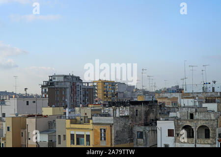 Lo skyline di Brindisi che mostra i tetti della città vista dal mare Foto Stock