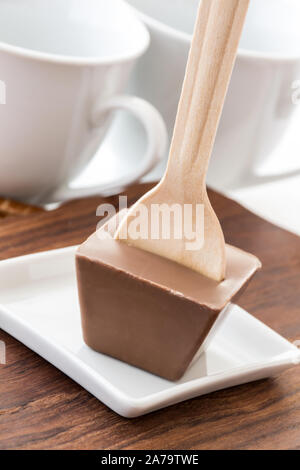 Cioccolata calda su un cucchiaio Foto Stock