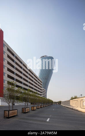 Capital Gate, nota anche come Torre pendente di Abu Dhabi, un grattacielo in Abu Dhabi, Emirati Arabi Uniti Foto Stock