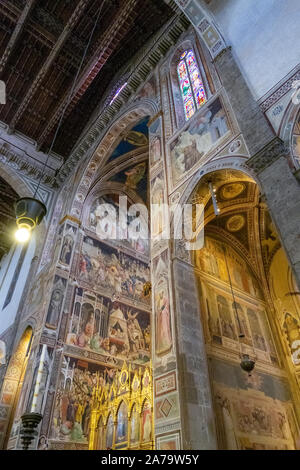 Firenze, Toscana/Italia - 19 Ottobre : Vista interna della chiesa di Santa Croce a Firenze il 19 ottobre 2019 Foto Stock