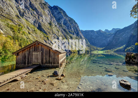 L'Obersee nelle alpi bavaresi con una rimessa per imbarcazioni in legno Foto Stock