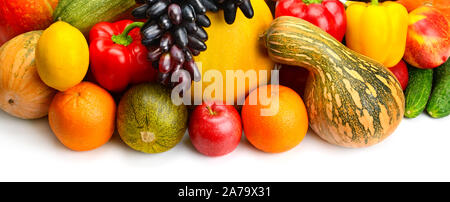 La frutta e la verdura isolati su sfondo bianco Foto Stock