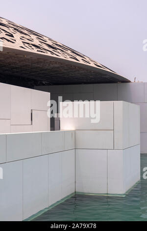 Vista degli esterni, il museo del Louvre, Abu Dhabi Foto Stock