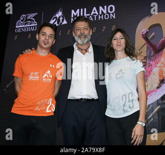 Milano, Torre Generali presentazione della ventesima edizione del Generali MARATONA Milano nella foto: organizer con modelli con magliette ufficiali Foto Stock