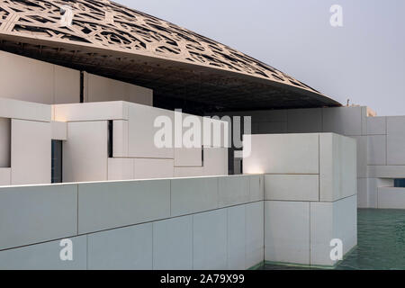 Vista degli esterni, il museo del Louvre, Abu Dhabi Foto Stock