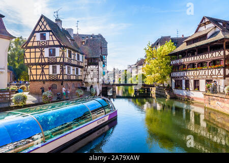 Una gita in barca di crociera è il fiume Ill canal nel quartiere Petite France di Strasburgo, Francia, un quartiere medievale con tipici semi-case con travi di legno. Foto Stock