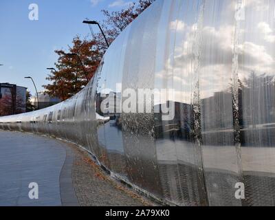 Un grande in acciaio a parete acqua leeding sulla strada verso la stazione ferroviaria in Sheffield nello Yorkshire Inghilterra Foto Stock