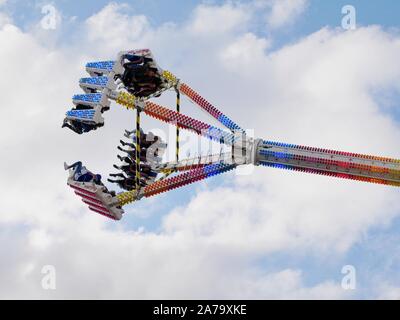 Una filatura ed oscillante in alto l'aria fairgroung ride al di fuori della città di Hall in Sheffield nello Yorkshire Inghilterra Foto Stock