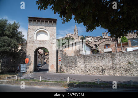 Porta Amerina o Fratta in mura difensive e gotico e rinascimentale Chiesa di San Fortunato (Chiesa di San Fortunato) nel centro storico di Todi, Umb Foto Stock