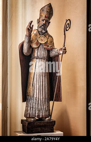 Italia Marche Osimo Museo Diocesano statua rappresentante ONU Vescovo ( s. Ubaldo? ) Sec XVII |Italia Marche Osimo Museo Diocesano statua raffigurante un Vescovo (s. Ubaldo?) del XVII secolo Foto Stock