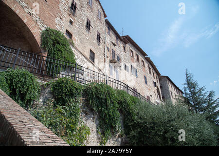 Parete centrale difensivo romano mura del centro storico di Todi, Umbria, Italia. 22 agosto 2019 © Wojciech Strozyk / Alamy Stock Photo Foto Stock