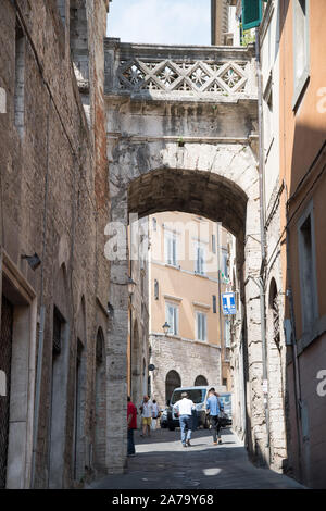 Porta Marzia nella parete centrale difensivo romano mura del centro storico di Todi, Umbria, Italia. 22 agosto 2019 © Wojciech Strozyk / Alamy Stock Photo Foto Stock