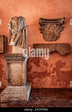 Italia Marche Osimo Palazzo Comunale atrio statua senza testa romane | Italia Marche Osimo Municipio Romano atrium headless statue Foto Stock