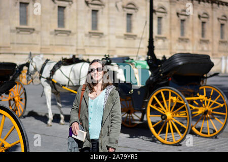 La ragazza visite bellissima Siviglia in Spagna Foto Stock