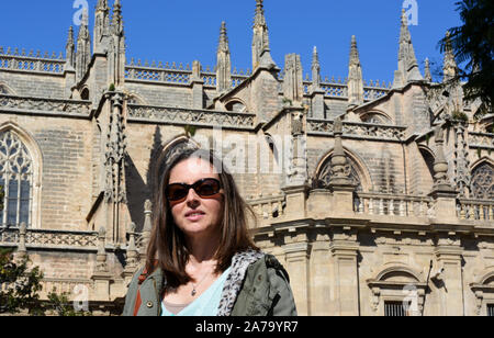 La ragazza visite bellissima Siviglia in Spagna Foto Stock