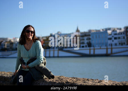 La ragazza visite bellissima Siviglia in Spagna Foto Stock