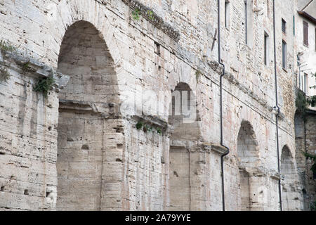 Nicchioni Romani (Roman niched sottostruttura di incerta fine) nel centro storico di Todi, Umbria, Italia. 22 agosto 2019 © Wojciech Strozyk / Ala Foto Stock