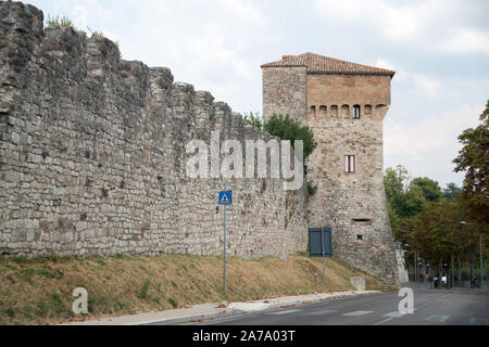 Mura di cinta del centro storico di Todi, Umbria, Italia. 22 agosto 2019 © Wojciech Strozyk / Alamy Stock Photo Foto Stock