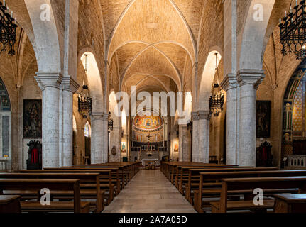 Italia Marche Osimo Cattedrale San Leopardo navata centrale| Italia Marche Osimo la Cattedrale di San Leopardo navata centrale Foto Stock