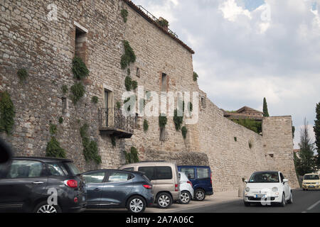 Mura di cinta del centro storico di Todi, Umbria, Italia. 22 agosto 2019 © Wojciech Strozyk / Alamy Stock Photo Foto Stock