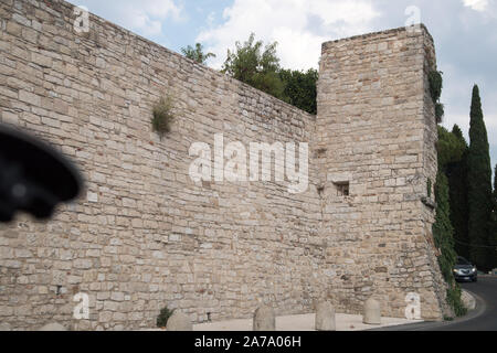 Mura di cinta del centro storico di Todi, Umbria, Italia. 22 agosto 2019 © Wojciech Strozyk / Alamy Stock Photo Foto Stock