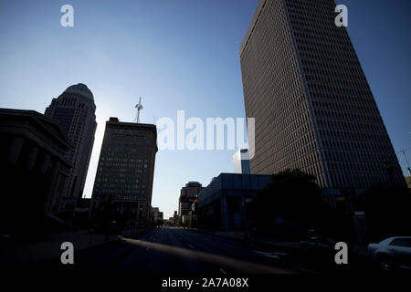 Guardando verso ovest jefferson street a 500 west jefferson pnc plaza la costruzione di mattina presto louisville kentucky Foto Stock