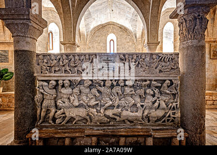 Italia Marche Osimo Cattedrale San Leopardo Cripta sarcofago centrale Tomba:SS Martiri Osimani:Dioclezio,Sisinio,Fiorenzo e Massimo| Italia Marche Osimo la Cattedrale di San Leopardo cripta sarcofago centrale Tomba SS: Martiri Osimani: Diocleziano, Sisinius Fiorenzo e Massimo Foto Stock