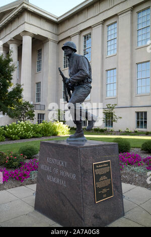 Kentucky Medal of Honor memorial statua di john c. squires fuori Metro Hall ex Jefferson County Courthouse building louisville kentucky NEGLI STATI UNITI Foto Stock