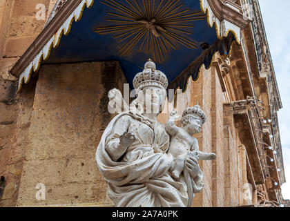 Vergine Maria e Gesù bambino statua alla Chiesa dell'Annunciazione Foto Stock