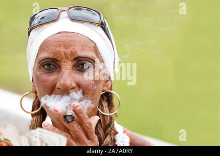 Donna cubana di fumare un sigaro II , havan - Cuba Foto Stock