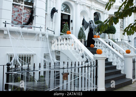 Casa a Notting Hill decorata per la festa di Halloween tante famiglie americane live su Palace giardini terrazza, Notting Hill, London, Regno Unito Foto Stock