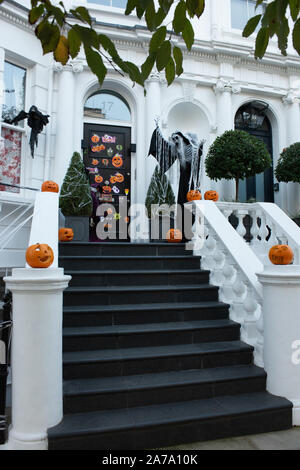 Casa a Notting Hill decorata per la festa di Halloween tante famiglie americane live su Palace giardini terrazza, Notting Hill, London, Regno Unito Foto Stock