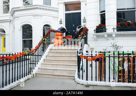 Casa a Notting Hill decorata per la festa di Halloween tante famiglie americane live su Palace giardini terrazza, Notting Hill, London, Regno Unito Foto Stock