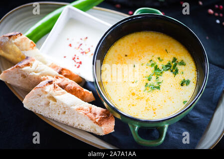 zuppa di pollo greca con verdure fresche e pane fatto in casa Foto Stock
