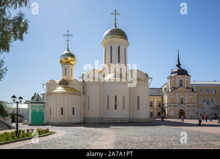 SERGIEV POSAD, Moscow Region, Russia - 10 Maggio 2018: Trinità Cattedrale - la chiesa principale della Santissima Trinità Lavra di San Sergio, qui ci sono le reliquie Foto Stock