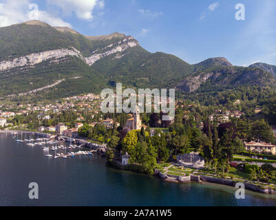 Incredibile vista aerea di Tremezzo e il suo porto e barche - lago di Como in Italia Foto Stock