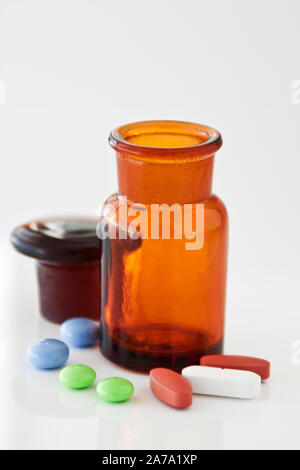 Le compresse di farmaco in bottiglia su sfondo bianco Foto Stock
