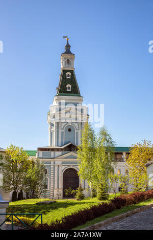 Santo Trinity-Sergius Lavra. Torre Kalichia con gate, uno di 11 torri del monastero di parete. Sergiev Posad, Regione di Mosca, Russia Foto Stock