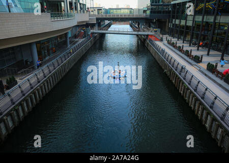 Londra, UK, 27 ottobre 2019. La vasca idromassaggio in barca nelle banchine di Canary Wharf. Credito: Waldemar Sikora Foto Stock