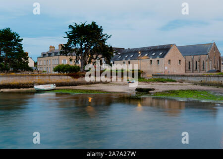 Barfleur, Manche / Francia - 16 Agosto, 2016: storico case di pietra in stile architettonico tipico della Normandia e porto di Barfleur Foto Stock