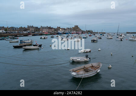 Barfleur, Manche / Francia - 16 Agosto, 2016: vista di Barfleur e il porto con la bassa marea di sera Foto Stock