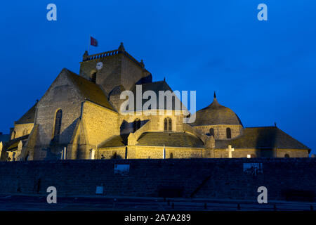 Barfleur, Manche / Francia - 16 Agosto, 2016: la chiesa Saint Nicolas in Barfleur vista notturna Foto Stock