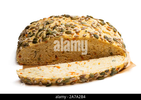 Sementi coperte carota bloomer pane focaccia isolato su un bianco Foto Stock