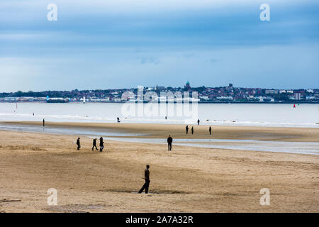 Crosby Beach, casa permanente a 'Un altro luogo", scultura dell'artista, Antony Gormley. Liverpool, Regno Unito Foto Stock