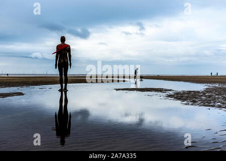 Crosby Beach, casa permanente a 'Un altro luogo", scultura dell'artista, Antony Gormley. Liverpool, Regno Unito Foto Stock