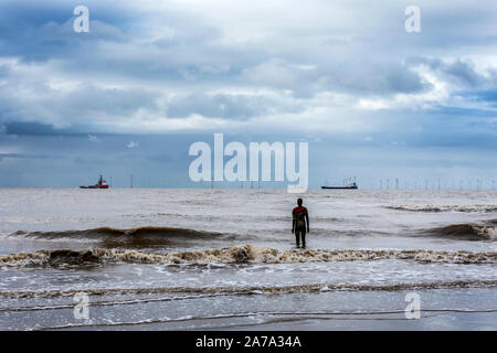 Crosby Beach, casa permanente a 'Un altro luogo", scultura dell'artista, Antony Gormley. Liverpool, Regno Unito Foto Stock