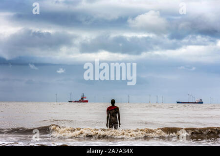 Crosby Beach, casa permanente a 'Un altro luogo", scultura dell'artista, Antony Gormley. Liverpool, Regno Unito Foto Stock