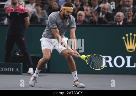 Parigi, Francia. 31 ott 2019. PlayerJO francese WILFRIED TSONGA restituisce il pallone al giocatore tedesco JAN LENNARD STRUFF durante il round di 16 di Parigi Rolex Masters 1000 Torneo di Parigi AccorHotel Arena Stadium di Parigi Francia.Jo Wilfried Tsonga beat Jan Lennard Struff 2-6 6-4 7-6 Credito: Pierre Stevenin/ZUMA filo/Alamy Live News Foto Stock