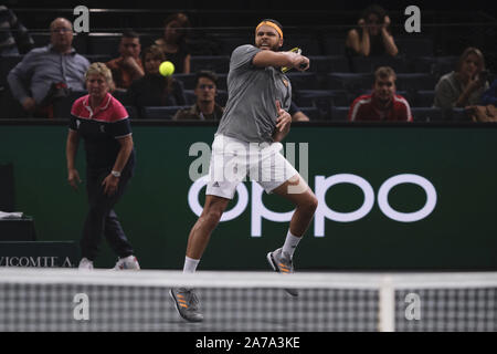 Parigi, Francia. 31 ott 2019. PlayerJO francese WILFRIED TSONGA restituisce il pallone al giocatore tedesco JAN LENNARD STRUFF durante il round di 16 di Parigi Rolex Masters 1000 Torneo di Parigi AccorHotel Arena Stadium di Parigi Francia.Jo Wilfried Tsonga beat Jan Lennard Struff 2-6 6-4 7-6 Credito: Pierre Stevenin/ZUMA filo/Alamy Live News Foto Stock